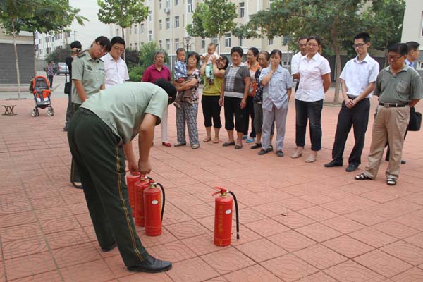 寒亭區(qū)消防隊隊長為城市經典小區(qū)居民講解滅火器使用方法